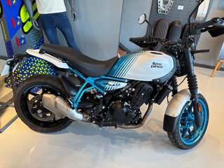 Royal Enfield Guerrilla 450 Azul/Blanco