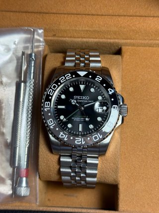 Seiko Mod GMT Bruce Wayne 40mm Plata Negro