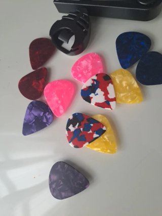 Cejilla, púas y porta púas guitarra