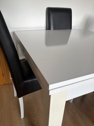 Mesa de comedor blanca y 4 sillas negras
