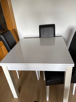 Mesa de comedor blanca y 4 sillas negras