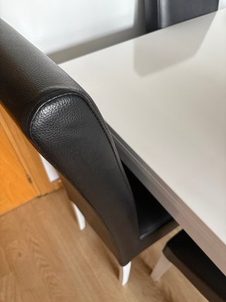 Mesa de comedor blanca y 4 sillas negras