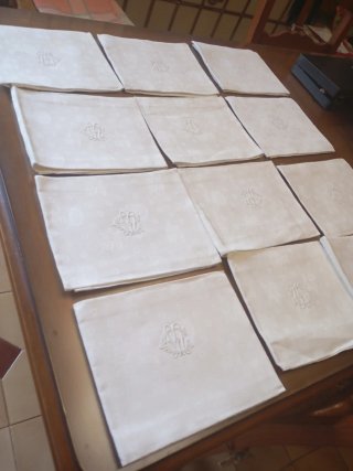 Servilletas  francesas de lino con monograma borda