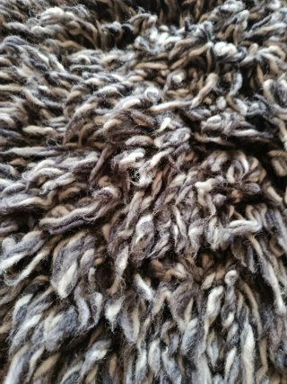 Alfombra de lana gris y blanca