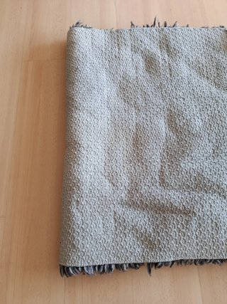 Alfombra de lana gris y blanca