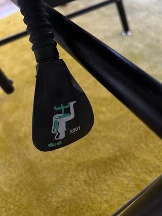 Silla de estudio negra marca Guil modelo SLL-01