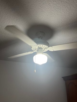 Ventilador de techo blanco con luz