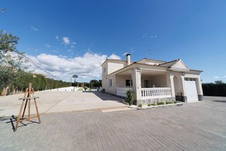 Chalet en venta en Urbanizaciones en Llíria