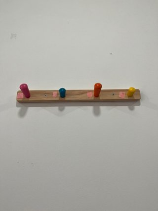 Perchero infantil de madera con 4 ganchos
