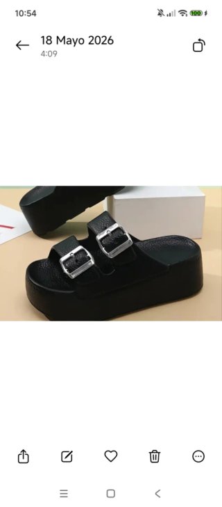 Chanclas negras con hebillas