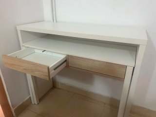 Escritorio blanco con cajón y estante