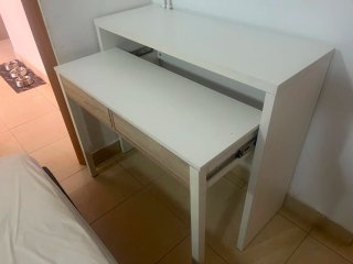 Escritorio blanco con cajón y estante