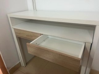 Escritorio blanco con cajón y estante