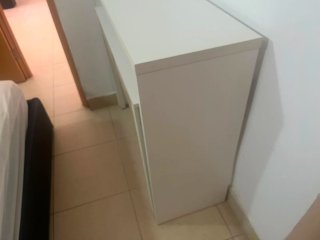 Escritorio blanco con cajón y estante