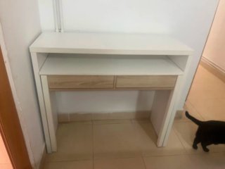 Escritorio blanco con cajón y estante
