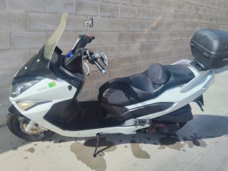 DAELIM Maxi Scooter Automática Negra y Blanca