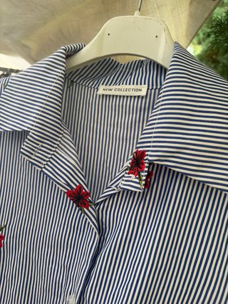Camisa de rayas con flores rojas
