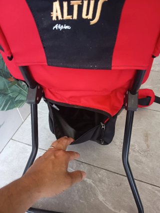 Mochila portabebés ergonómica roja y negra