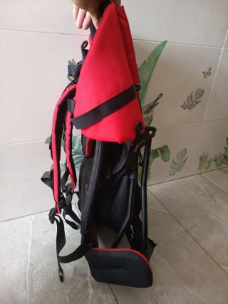 Mochila portabebés ergonómica roja y negra
