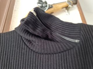 Vestido negro sin mangas con falda plisada