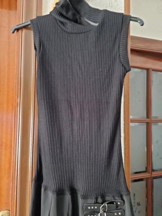Vestido negro sin mangas con falda plisada