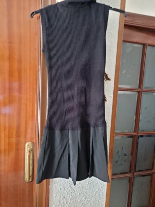Vestido negro sin mangas con falda plisada