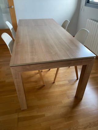 Mesa de comedor de madera