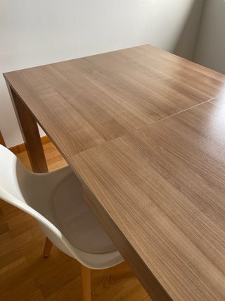 Mesa de comedor de madera