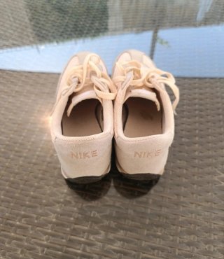 Zapatillas Nike Beige y Blanco y rosa clarito