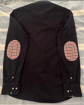 Camisa chico T.42 azul, detalles en cuello-coderas