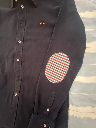 Camisa chico T.42 azul, detalles en cuello-coderas
