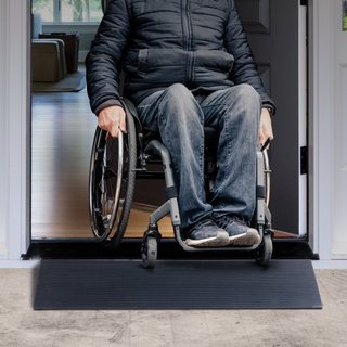 Soglia tagliabile da 3 cm per robot aspirapolvere, soglia in gomma naturale larga 90 cm per sedie a rotelle, soglia in gomma antiscivolo con nastro biadesivo per porte, ingressi...