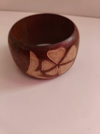 Pulsera de madera tallada