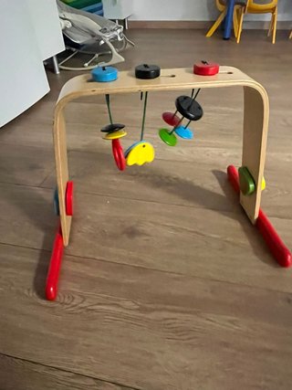 Gimnasio de madera para bebé