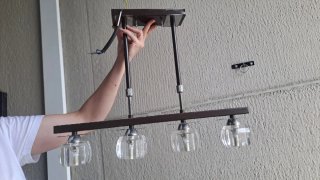 Lámpara colgante de metal y cristal