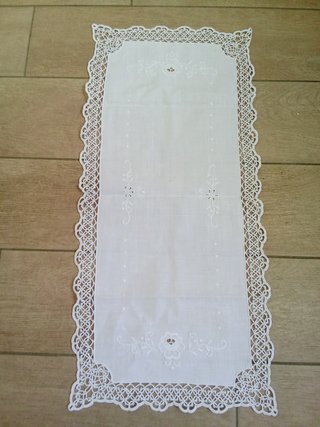 Centrino in lino bianco con pizzo