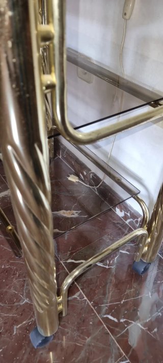 Mesa auxiliar dorada con ruedas