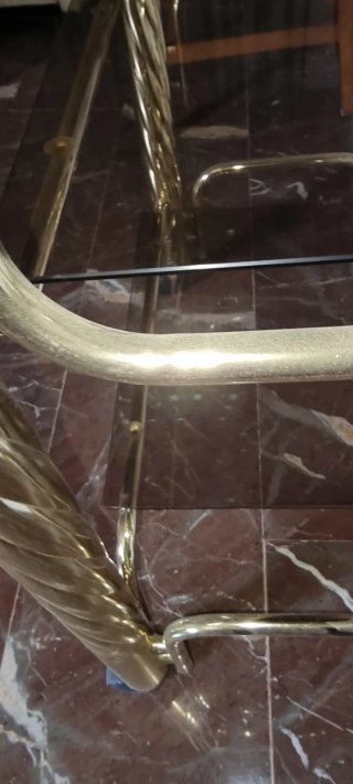 Mesa auxiliar dorada con ruedas