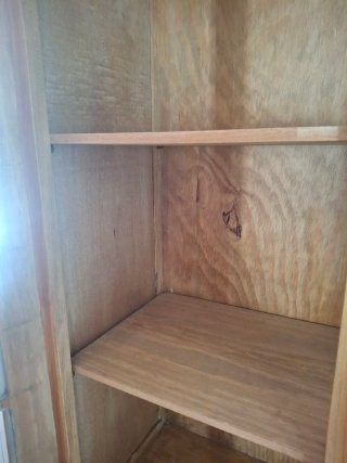 Vitrina rústica de madera y cristal