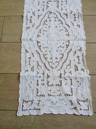 Centrino in tessuto bianco