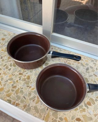 Set de 2 cazos marrones con mango