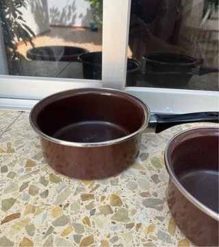 Set de 2 cazos marrones con mango