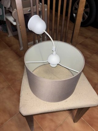 Lámpara de techo marrón y blanca