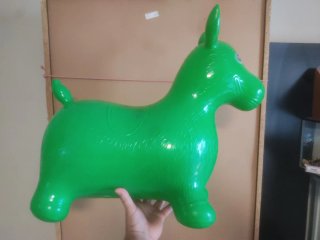 Caballo hinchable verde