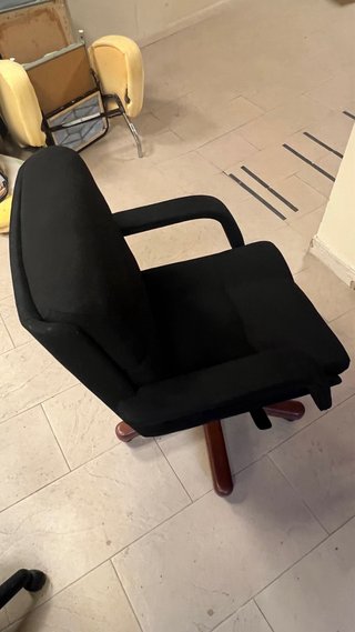 Sillón de dirección tapizado negro.Sistema sincros