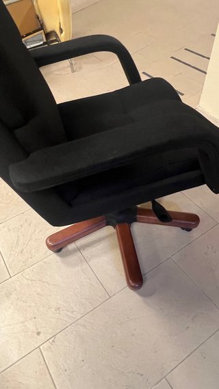 Sillón de dirección tapizado negro.Sistema sincros