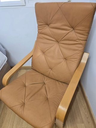 Sillón de piel y madera
