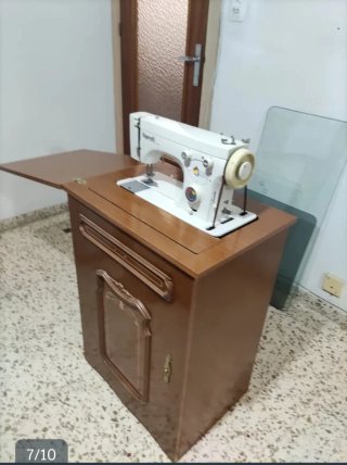 Máquina de coser Vigorelli con mueble