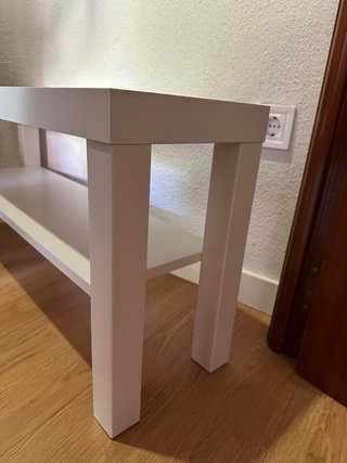 Mesa auxiliar blanca de madera
