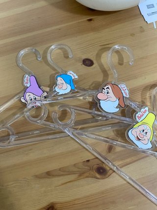 40 perchas de plástico para ropa de niños